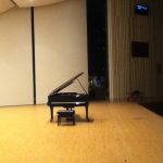 舞台に踏み出す瞬間、音楽の世界を創造する期待に満ちた奏者視点の光景