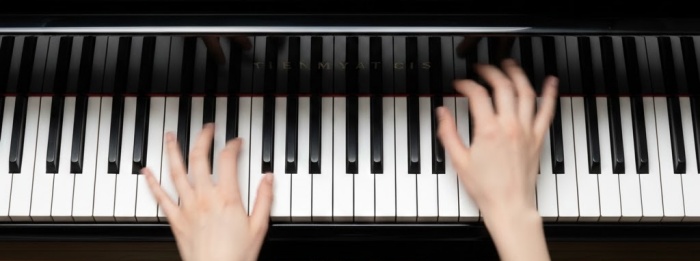 朝霞市・新座市から通えるSUMIピアノ教室での、躍動感あふれる演奏風景。身体に心地よい奏法を目指します。